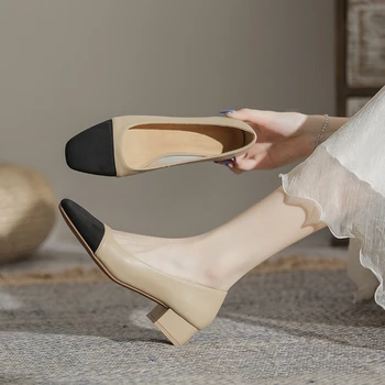 Женские тонкие туфли из натуральной кожи с квадратной головкой и средним каблуком 3,5 см в тон.
